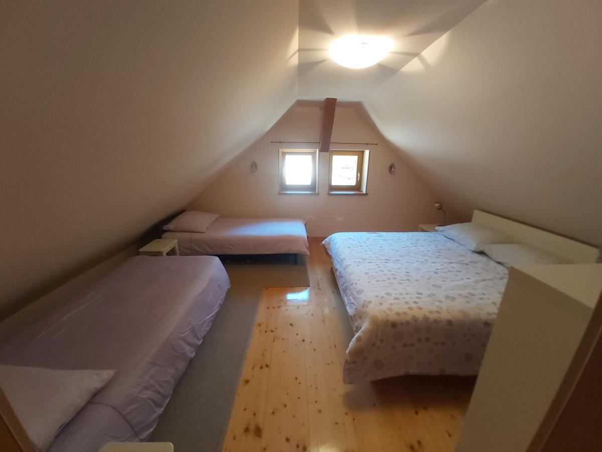 Pocitniska Hisa Pri Kustrcu Appartement Grahovo ob Baci Buitenkant foto